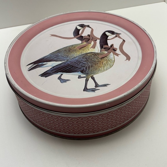 Vintage 1988 Dusty Rose Country Goose collectable aluminum bakery tin - Picture 2 of 10